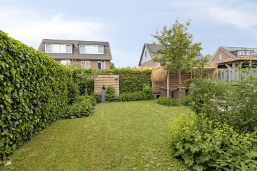 Ruime achtertuin