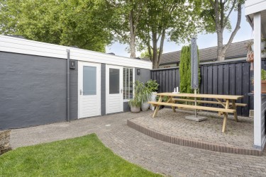 Met tuinkamer en berging