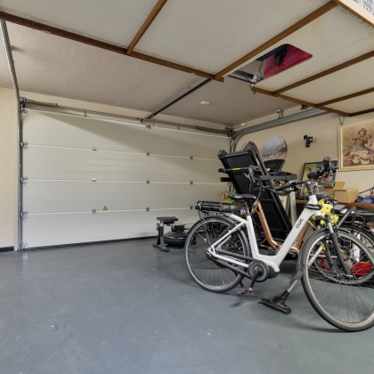 Met ruime garage