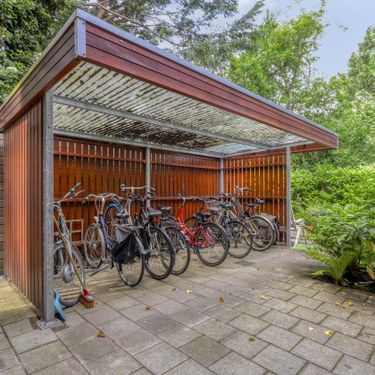 Met fietsenstalling