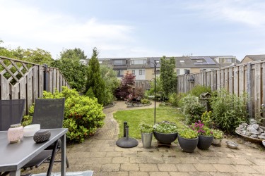 Diep en zonnige tuin