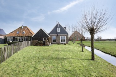 Zonnige achtertuin