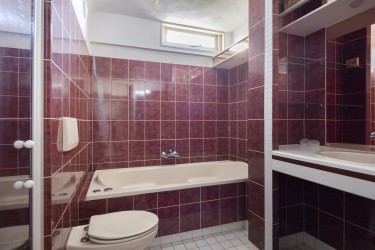 Een ruime badkamer