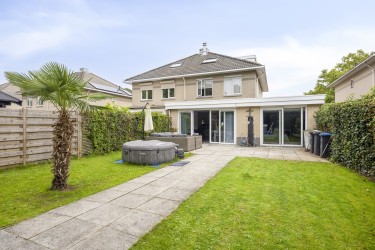 Diepe achtertuin