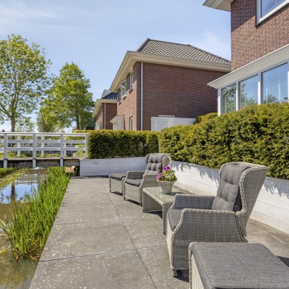 Zonnige tuin aan het water